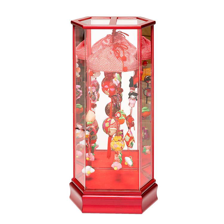 傘付姫毬と縁起の吊るし雛六角背景鏡パールレッドケース飾「大」｜人形